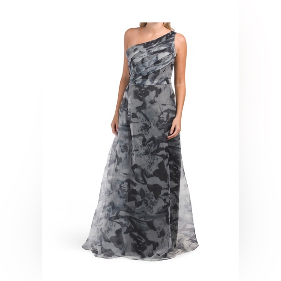 New with tags Rene Ruiz Gown Size 6